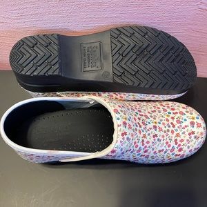 Never worn Dansko sanita clogs rare!